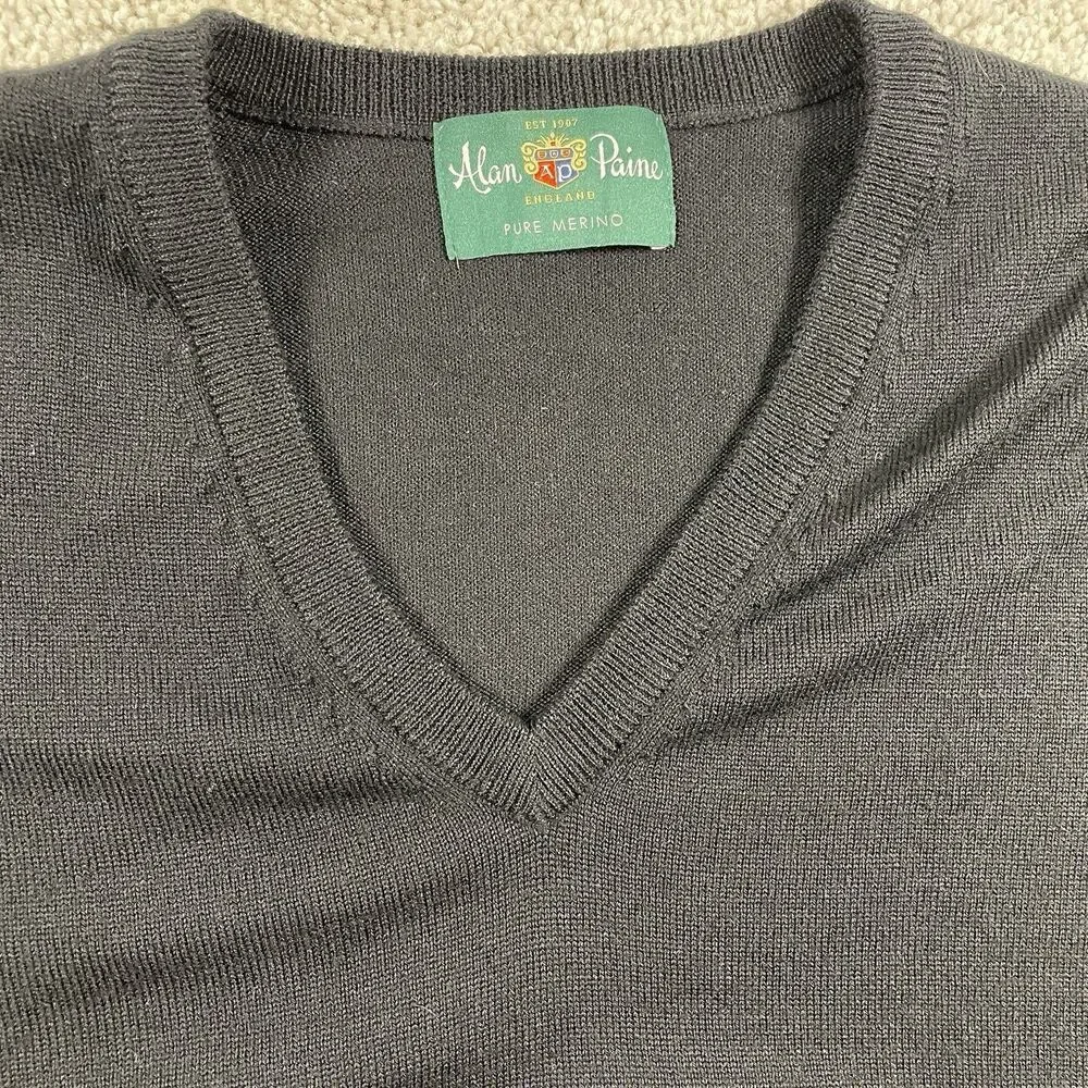 Vintage Alan Paine Men’s V-Neck Sweater Vest Black Merino Wool UK 44 EUR 52 US L